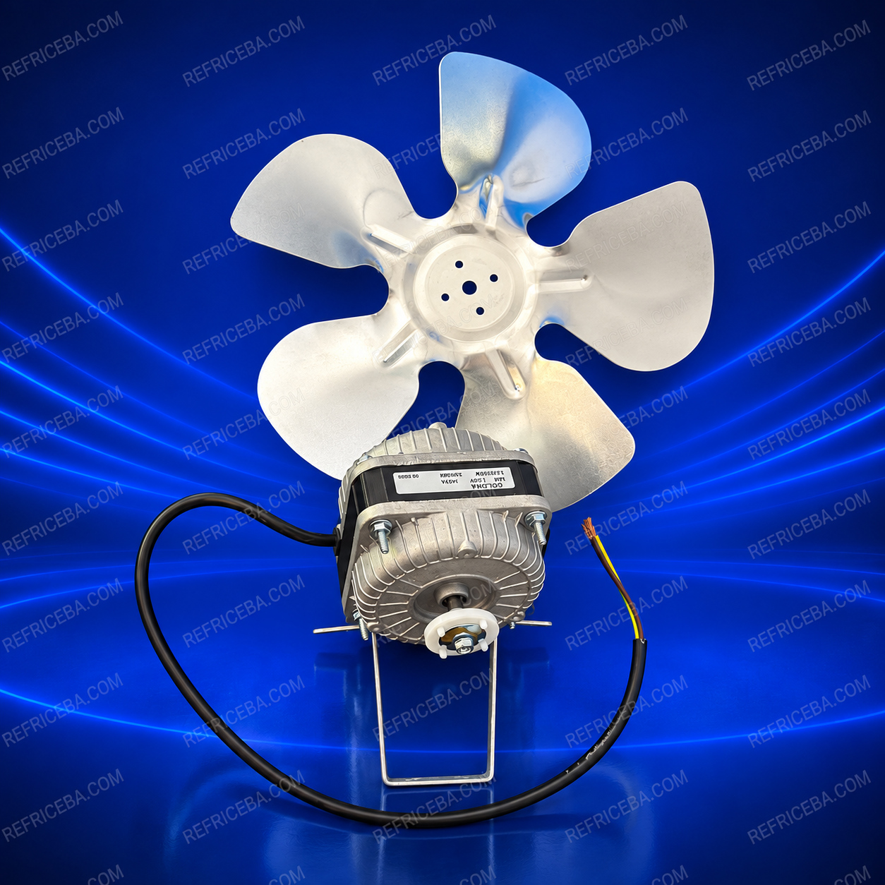 Motor ventilador Coldwa de 10 W y 110 V junto a un aspa metálica de cinco palas y 230 mm de diámetro.