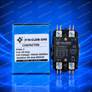 Un contactor eléctrico Coldwa de 2 polos de 40 Amp con bobina de 110VAC (modelo CLDB-240) al lado de su caja azul, ubicado sobre un fondo azul neón con reflejos y marcas de agua de REFRICEBA.COM.