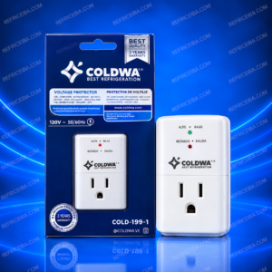 Un protector de voltaje de pared blanco Coldwa de 120V (modelo COLD-199-1) junto a su empaque azul, presentado sobre un fondo azul neón con reflejo y marcas de agua de REFRICEBA.COM.