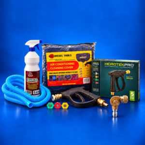 Combo de limpieza para aire acondicionado con funda Diesel Tools, manguera azul, Evacold Cleaner 10, pistola Hidrotek Pro, boquillas y adaptador de 240° sobre fondo azul.